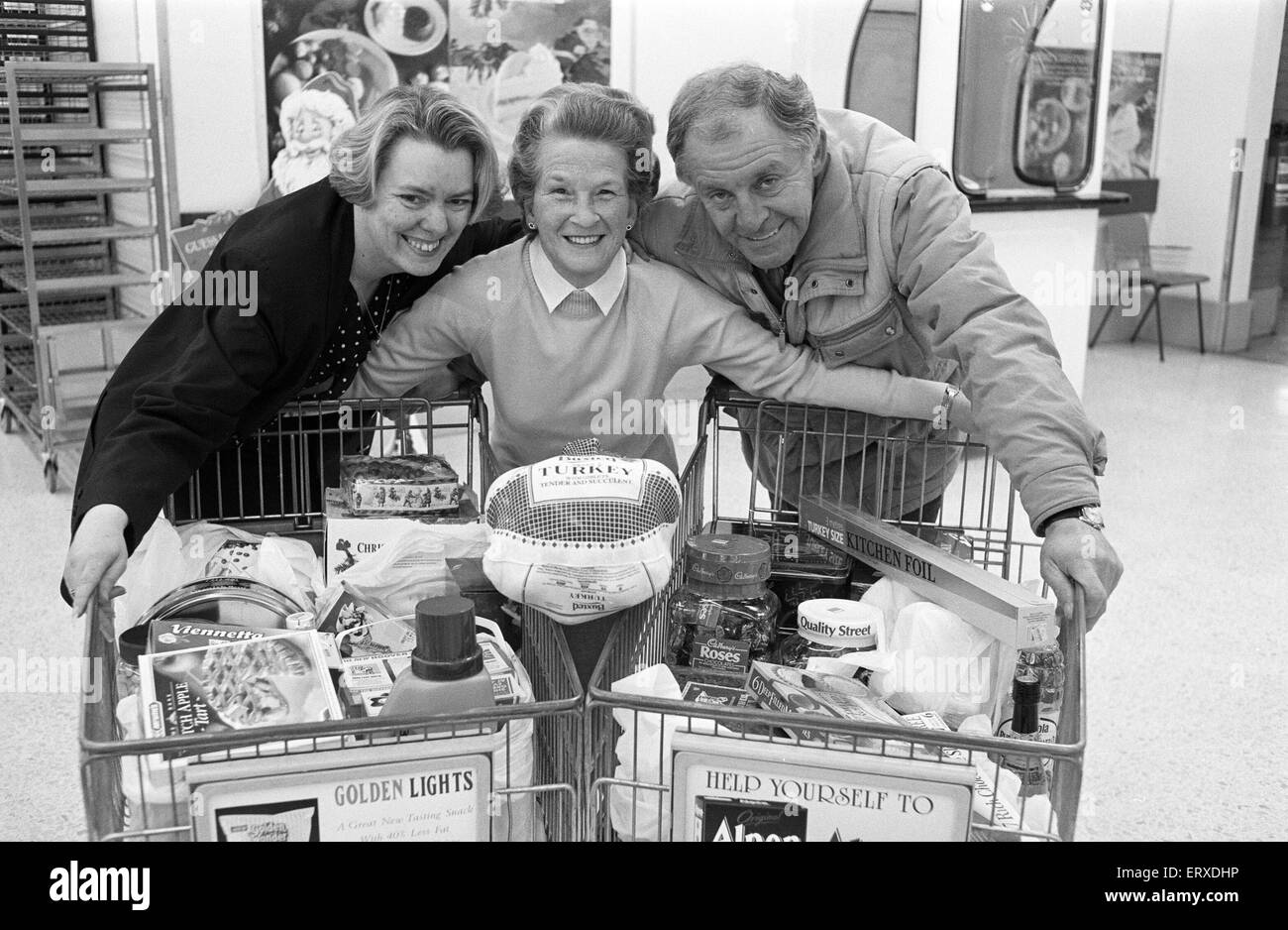 ASDA Trolley Dash Gewinner Marjorie Stansfield mit Susan Wilkinson von ASDA und Lions Präsident Gerlad Higginson an ASDA Birkby abgebildet. 11. Dezember 1991. Stockfoto