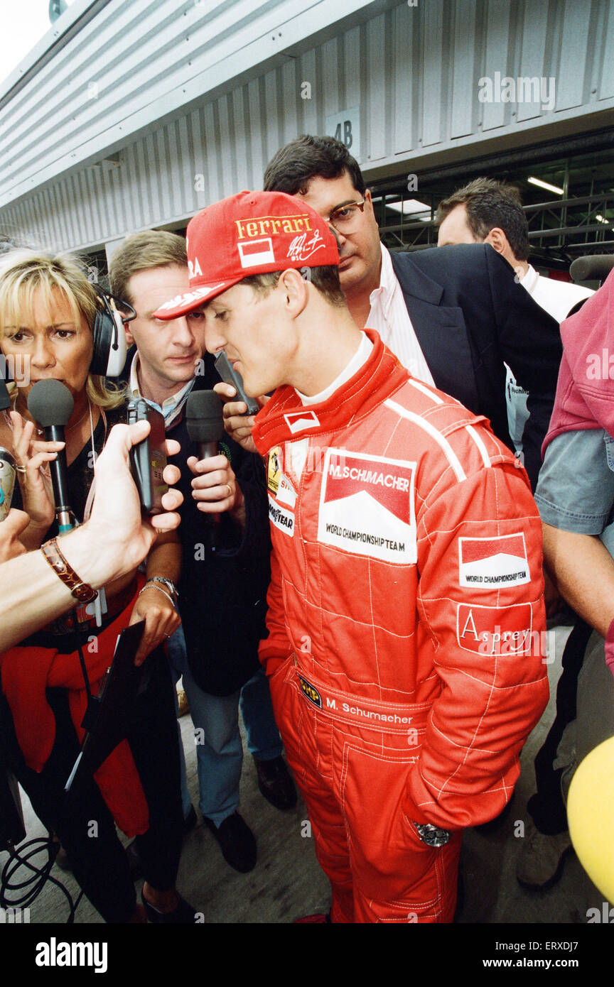 Michael Schumacher geboren 3. Januar 1969 ist ein ehemaliger deutscher Rennfahrer. Schumacher ist eine siebenfache Formel-1-Weltmeister und gilt weithin als eines der größten F1-Fahrer aller Zeiten. Er hält viele Formel-1 Fahrer Aufzeichnungen, einschließlich die meisten Meisterschaften Rennsiege schnellste Rennrunden-Positionen Pole und die meisten Rennen in einer Saison - 13 im Jahr 2004 gewann. Im Jahr 2002 wurde er der einzige Fahrer in der Formel1 Geschichte, in die Top drei in jedem Rennen der Saison zu beenden und dann auch brach der Rekord für die meisten aufeinander folgenden Podium endet. Laut der offiziellen Formel-1-Website ist er Stockfoto