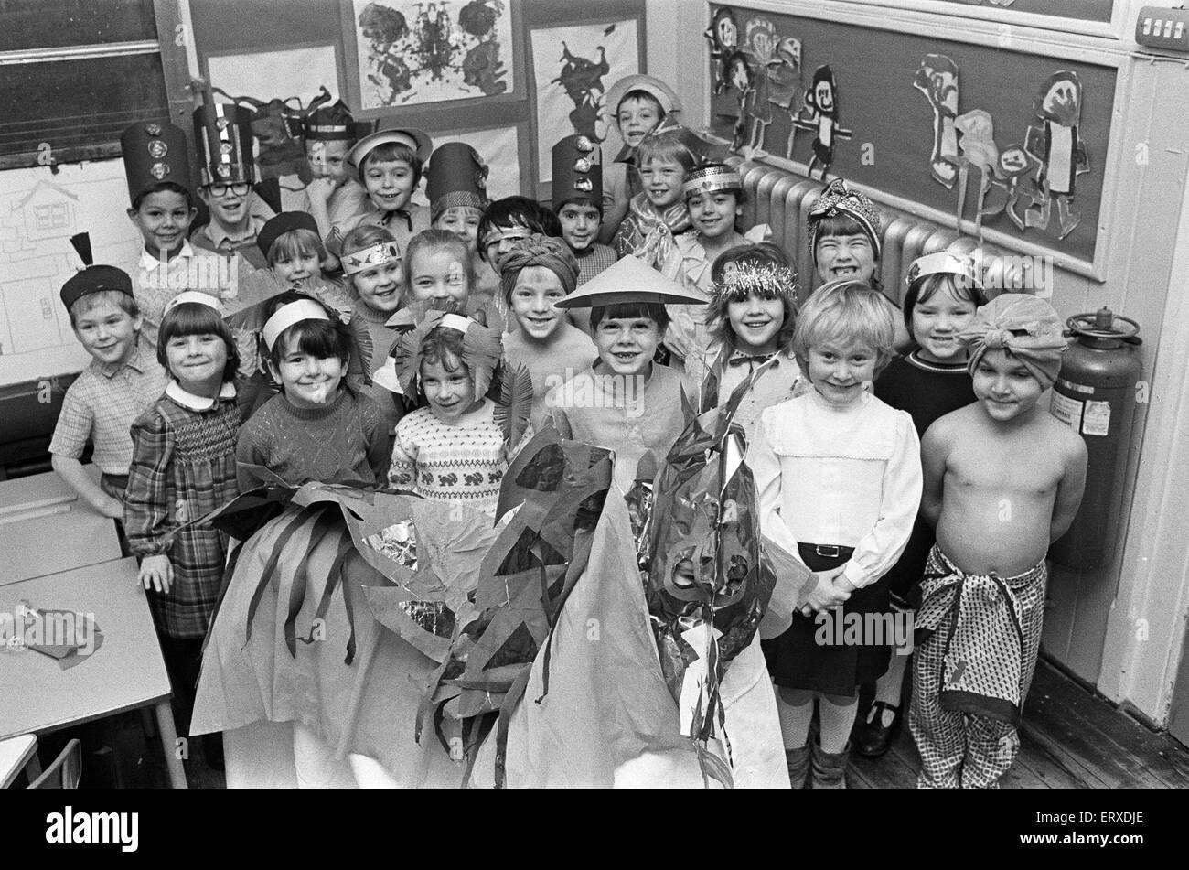 Beere Braue Schule Pantomime Aladdin, Bilder von Aladdin und Genie. 14. Dezember 1985. Stockfoto