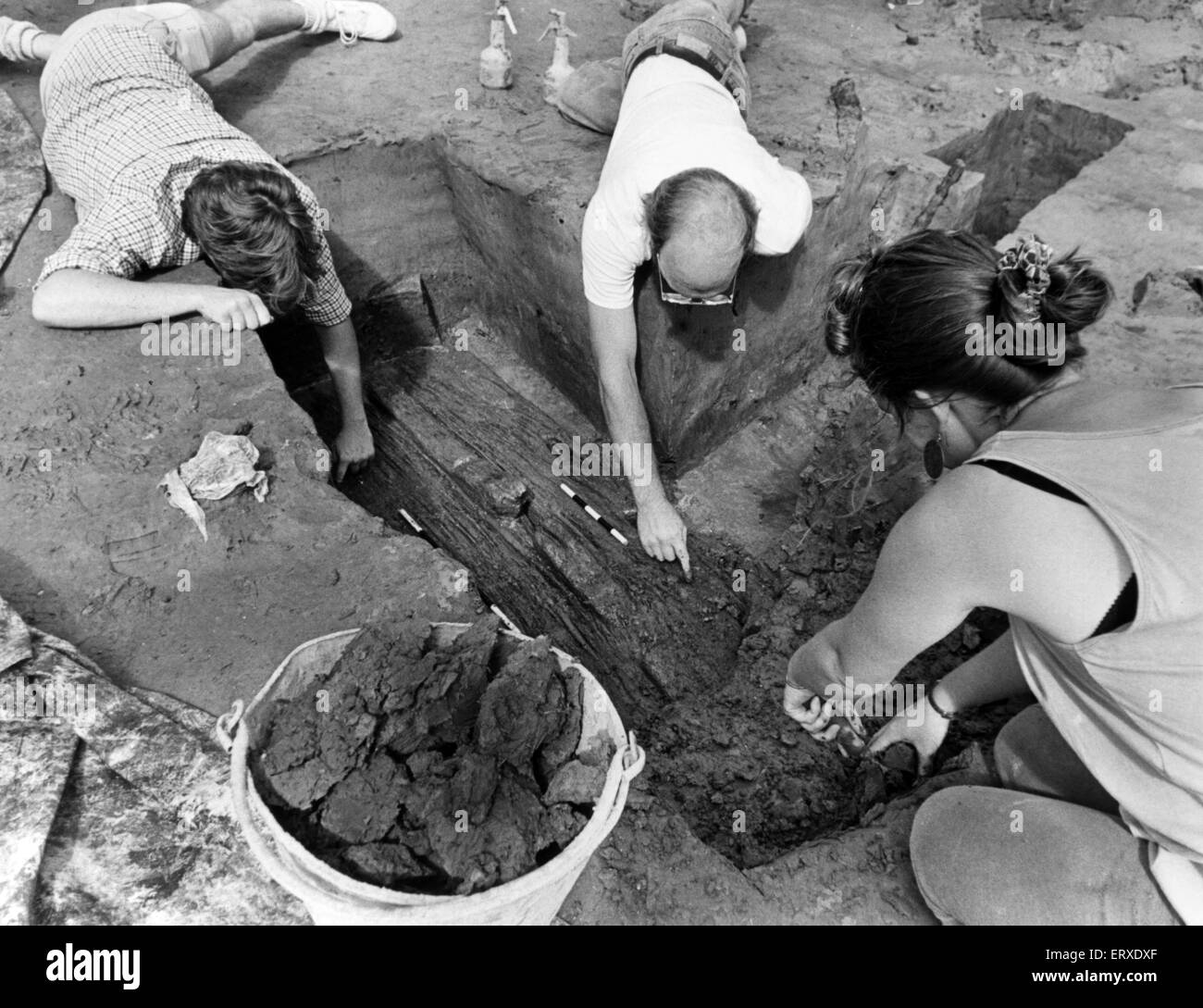 Z Burg, Monmouth, südöstlichen Wales, 29. August 1990. Die Website der Glamorgan und Gwent Archaeological Trust Graben am Schlosspark Land z. Im Bild, Arbeiter, Bewässerung und Graben um die 3000 Jahre alte Boot fand auf dem Gelände. Sie sind Samantha Burge, David Williams und Peter Wright (Mitte). Stockfoto