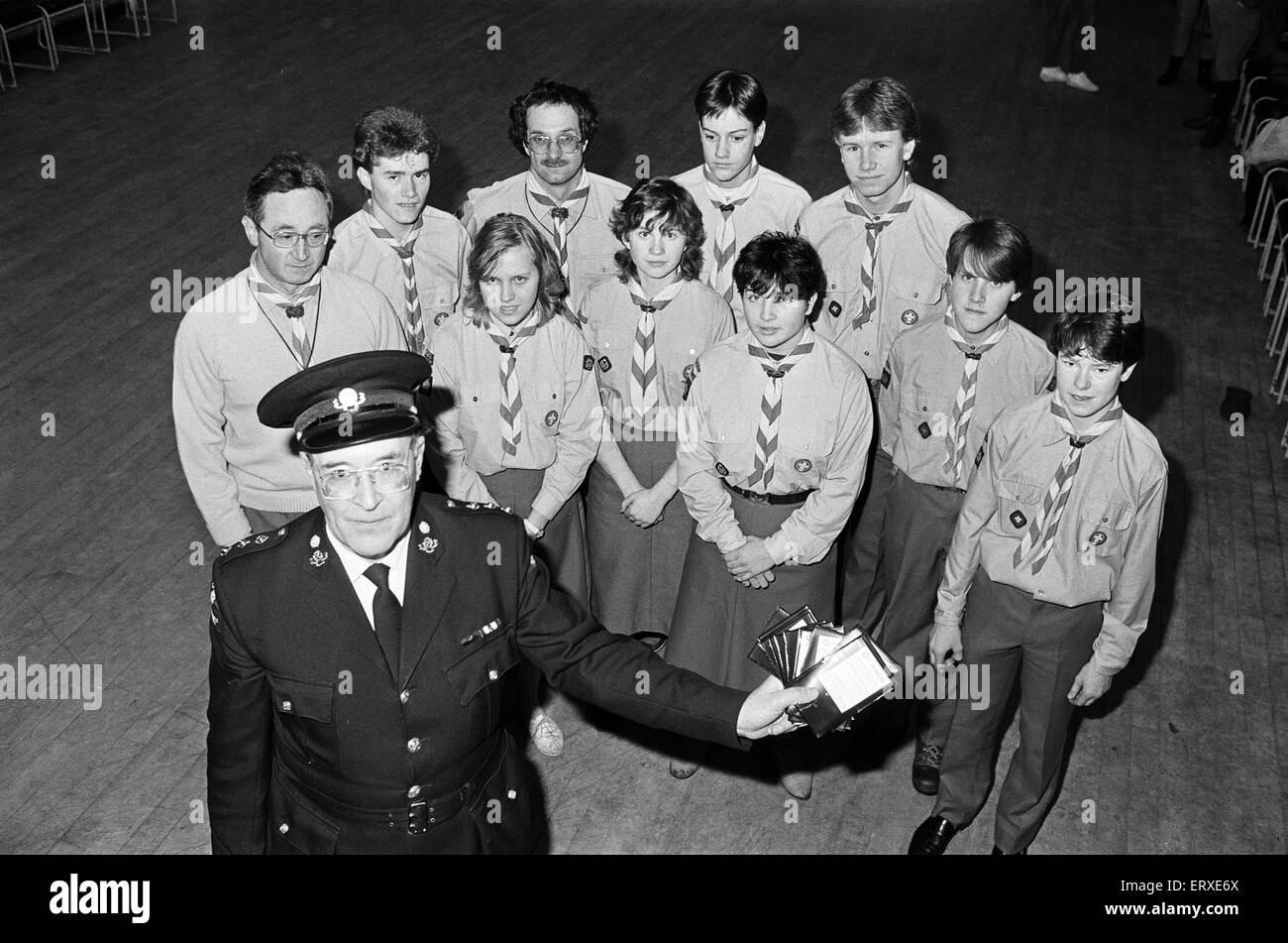 Cliffe Tyke Venture Scouts erhalten ihre erste-Hilfe-Zertifikate von Divisional Superintendent der Dearne Valley St John Ambulance, John Springer. 8. Januar 1986. Stockfoto