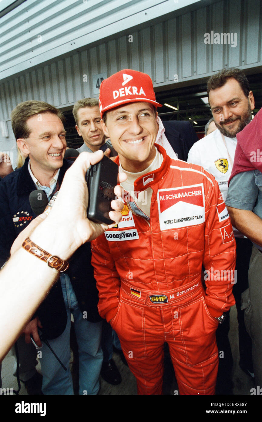 Michael Schumacher geboren 3. Januar 1969 ist ein ehemaliger deutscher Rennfahrer. Schumacher ist eine siebenfache Formel-1-Weltmeister und gilt weithin als eines der größten F1-Fahrer aller Zeiten. Er hält viele Formel-1 Fahrer Aufzeichnungen, einschließlich die meisten Meisterschaften Rennsiege schnellste Rennrunden-Positionen Pole und die meisten Rennen in einer Saison - 13 im Jahr 2004 gewann. Im Jahr 2002 wurde er der einzige Fahrer in der Formel1 Geschichte, in die Top drei in jedem Rennen der Saison zu beenden und dann auch brach der Rekord für die meisten aufeinander folgenden Podium endet. Laut der offiziellen Formel-1-Website ist er Stockfoto