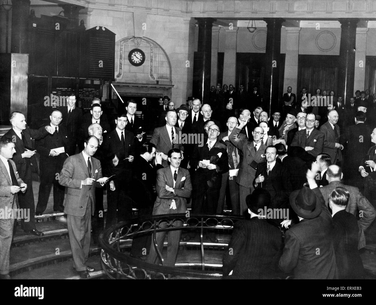 "Ring-Händler" in den amerikanischen Ring haben eine Praxis führen auf dem amerikanischen Markt heute in Vorbereitung auf die Eröffnung von der Liverpool Baumwollbörse am kommenden Dienstag. 12. Mai 1954. Stockfoto