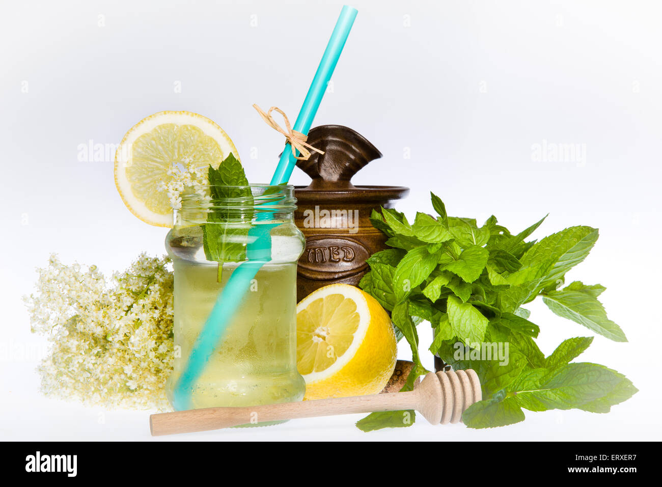 Elder Flower Limonade mit Minze, Honig und Zitrone Stockfoto