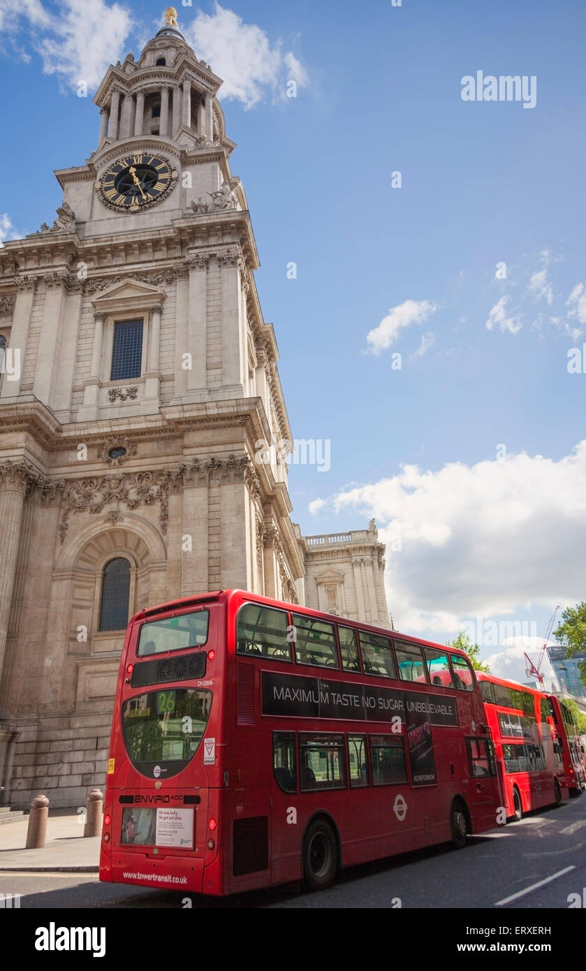 Bild der roten Busse in der City of London, UK. Stockfoto