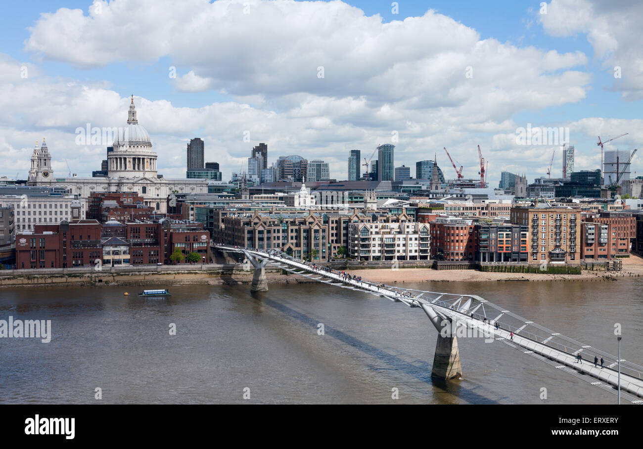 Ein Blick über den Fluss Themse der Millennium Bridge und Gebäude auf den Rand des Wassers von dem nördlichen Ufer, London. Stockfoto