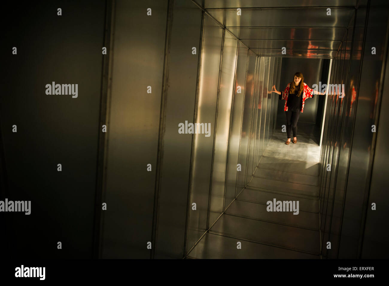 London, UK. 9. Juni 2015. Entscheidung 2015s Korridor - Carsten Höller: Entscheidung ist des Künstlers größte Umfrage zeigen in Großbritannien bis heute. Es taucht ein Besucher in einer Reihe von Versuchsaufbauten, Wahrnehmung und Entscheidungsfindung zu erkunden. In den vergangenen 20 Jahren hat Holler geschaffen, Geräte, Fahrzeuge und Situationen, in denen Besucher körperliche und psychologische Zustände zu verändern. Carsten Höller: Entscheidung bietet Besuchern die Möglichkeit zu sehen die Welt Upside-Down, erleben unheimliche Körperempfindungen und erheben sich über der Londoner Verkehr in eine Flugmaschine. Bildnachweis: Guy Bell/Alamy Live-Nachrichten Stockfoto