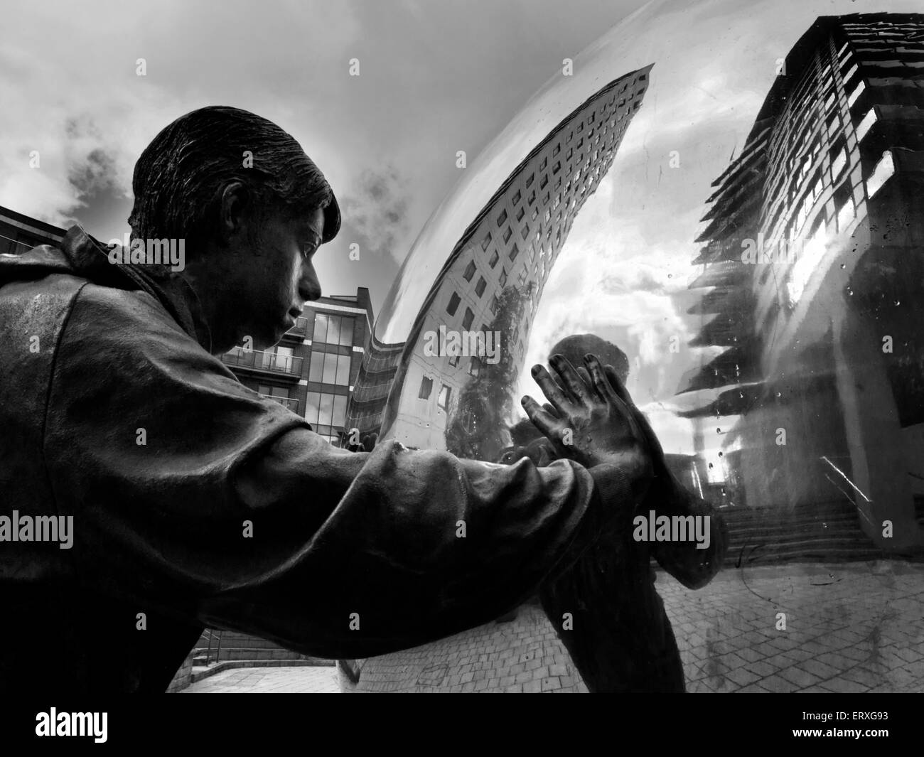 Reflektierende Metallkugel und Bronze Statue Skulptur an Clarence Dock Leeds in West Yorkshire England Stockfoto