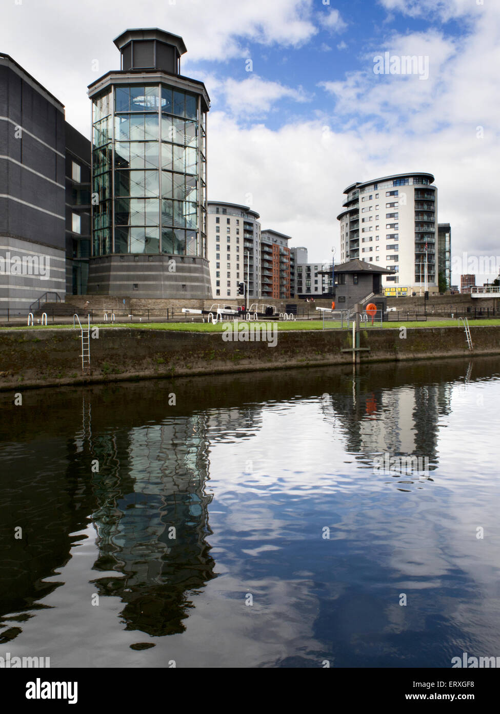 Die Hall of Steel im Royal Armouries Museum im Fluss Aire Leeds West Yorkshire Englands Stockfoto