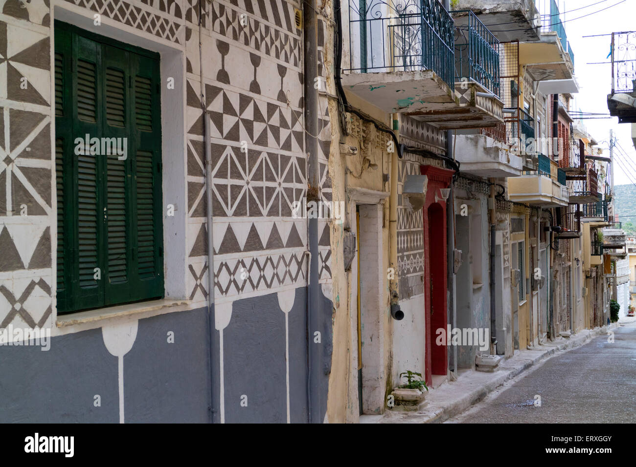 Kleine Gasse im Dorf Pyrgi, auf der Insel Chios, Griechenland Stockfoto