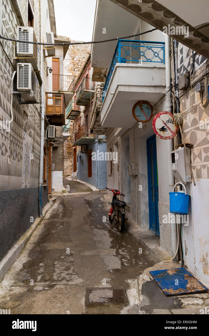 Gasse mit verzierten Wände im Dorf Pyrgi, auf der Insel Chios, Griechenland Stockfoto