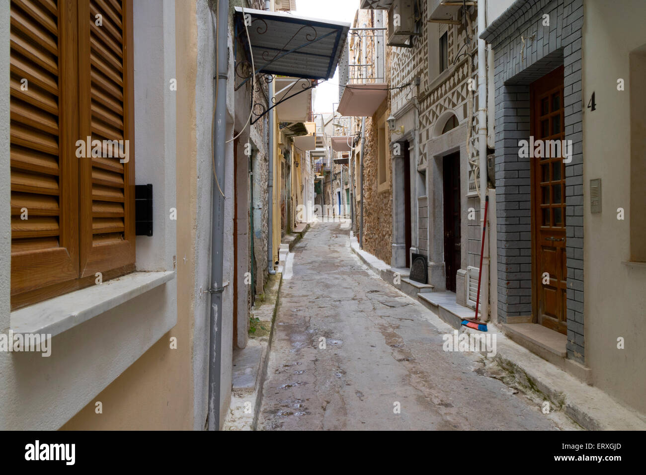 Kleine Gasse im Dorf Pyrgi, auf der Insel Chios, Griechenland Stockfoto