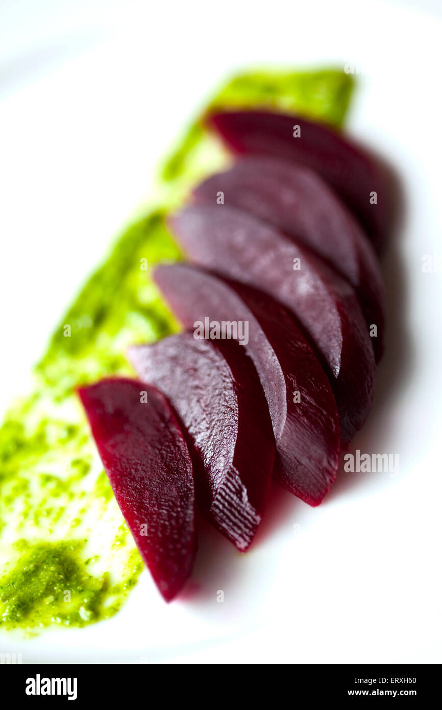 Rote Beete Salat und Kräuter Sauce auf einer Platte Stockfoto