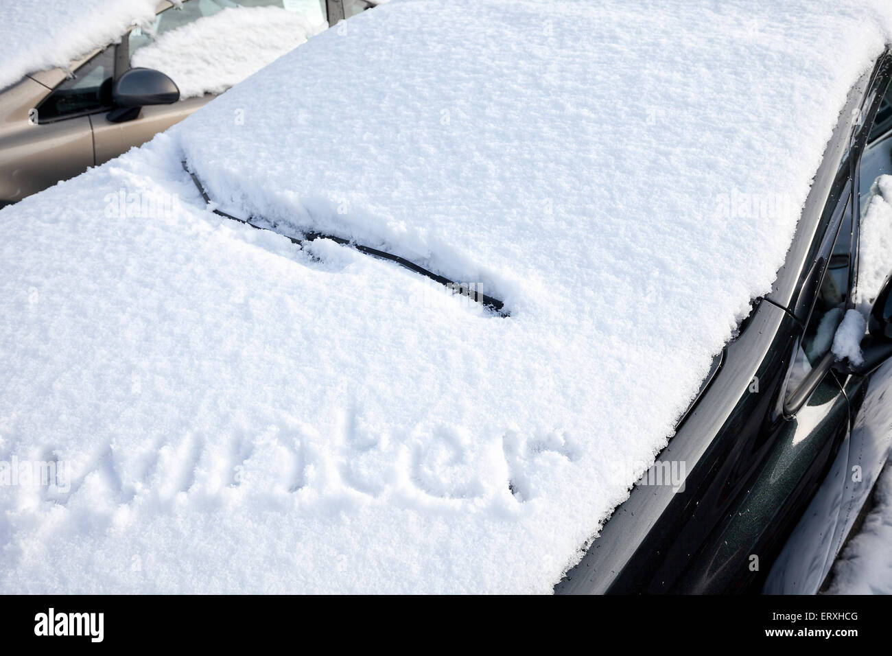 Auto unter Schnee begraben Stockfoto