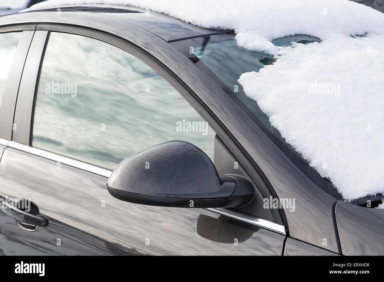 Auto unter Schnee begraben Stockfoto