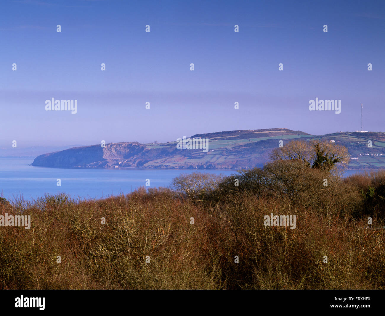 E Blick vom Benllech Bwrdd Arthur (Arthurs Tisch) Burgberg, Anglesey, auf einem Kalksteinplateau mit Dinorben Steinbruch unter (L) Stockfoto