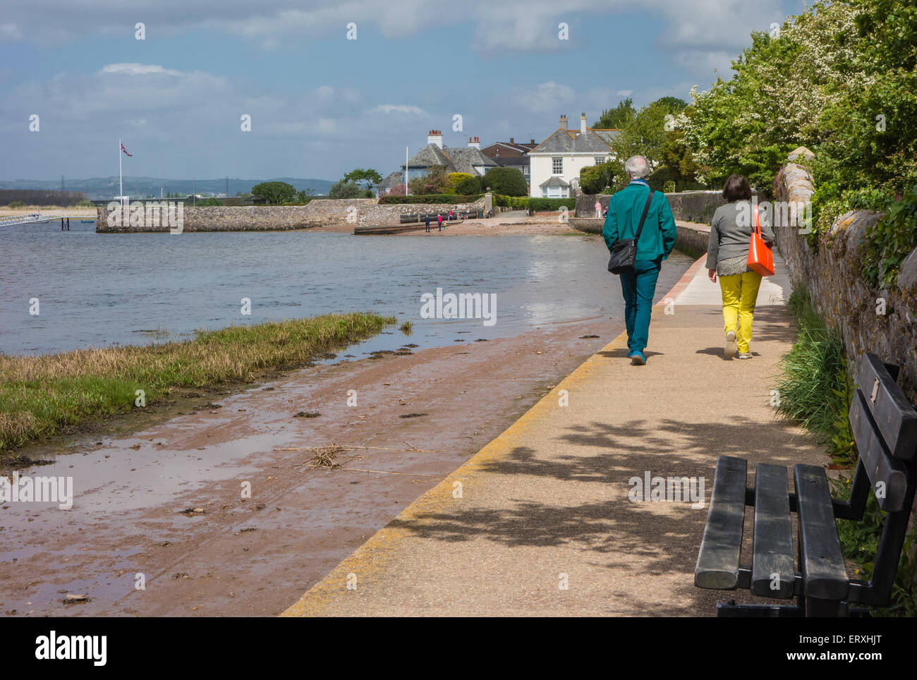 Die Ziege Spaziergang entlang des Flusses Exe mit zwei Personen zu Fuß in die Stadt Bath, Devon, England, Großbritannien Stockfoto