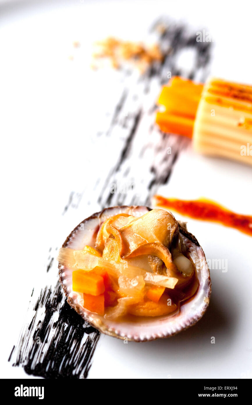 Schale, Pasta und Karotten auf einem Teller, Tinte Soße Stockfoto