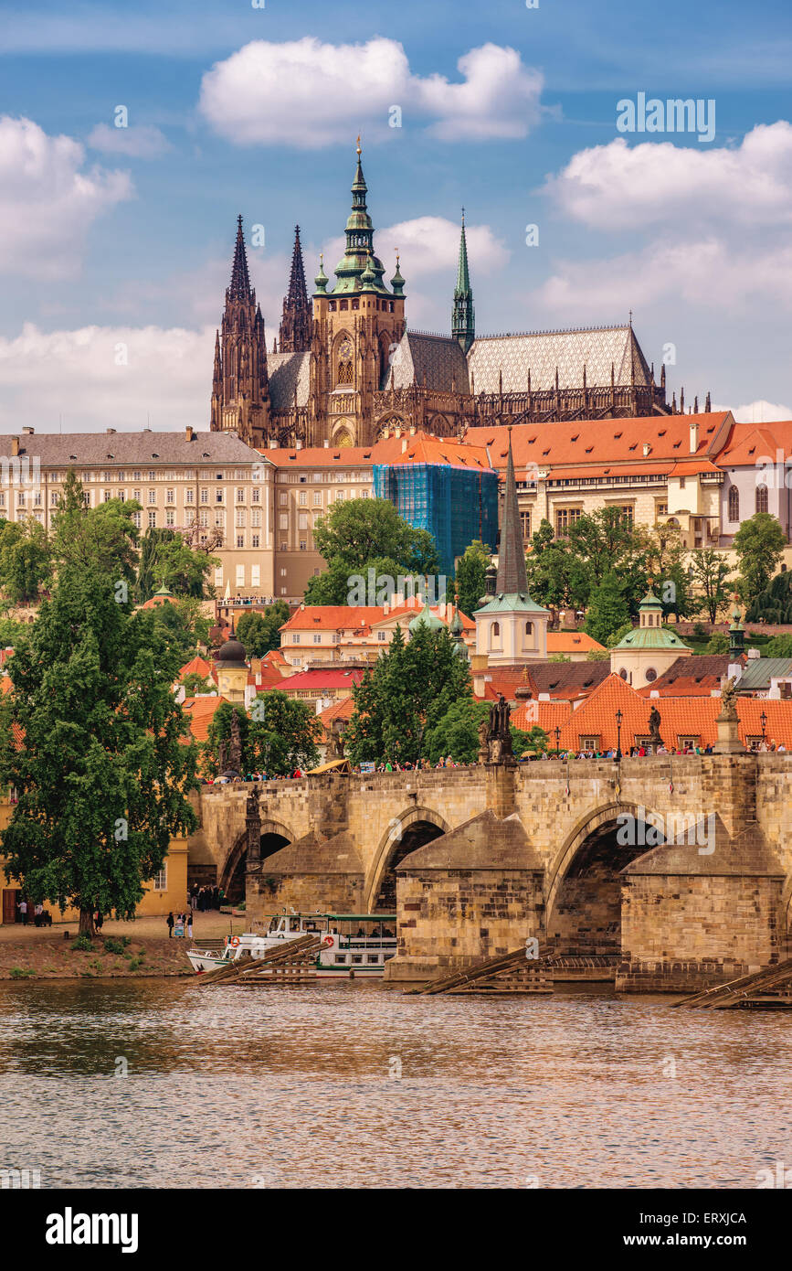 Prager Burg Hradschin und die Karlsbrücke, zwei der berühmtesten Sehenswürdigkeiten in Prag, Tschechische Republik - 22. Mai 2015: Stockfoto