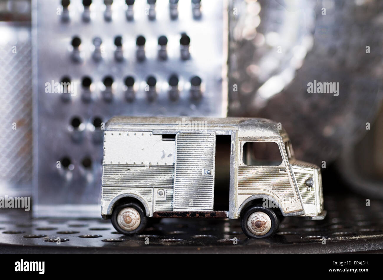 Dinky citroen Spielzeugauto mit silbernem metallischen Hintergrund Stockfoto