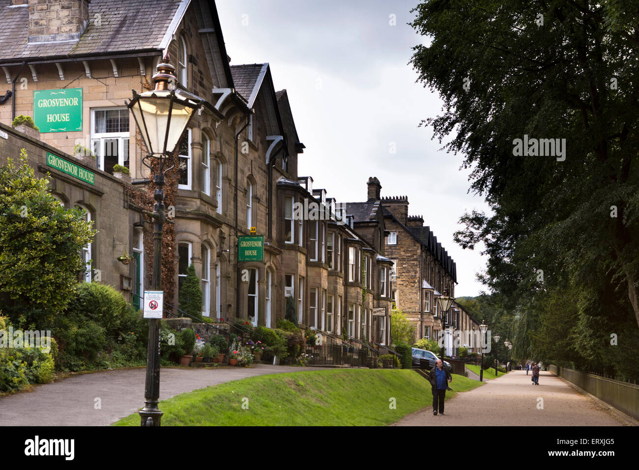 Großbritannien, England, Derbyshire, Buxton, breiter Fuß, elegante Stein gebaute Häuser neben Pavilion Gardens Stockfoto