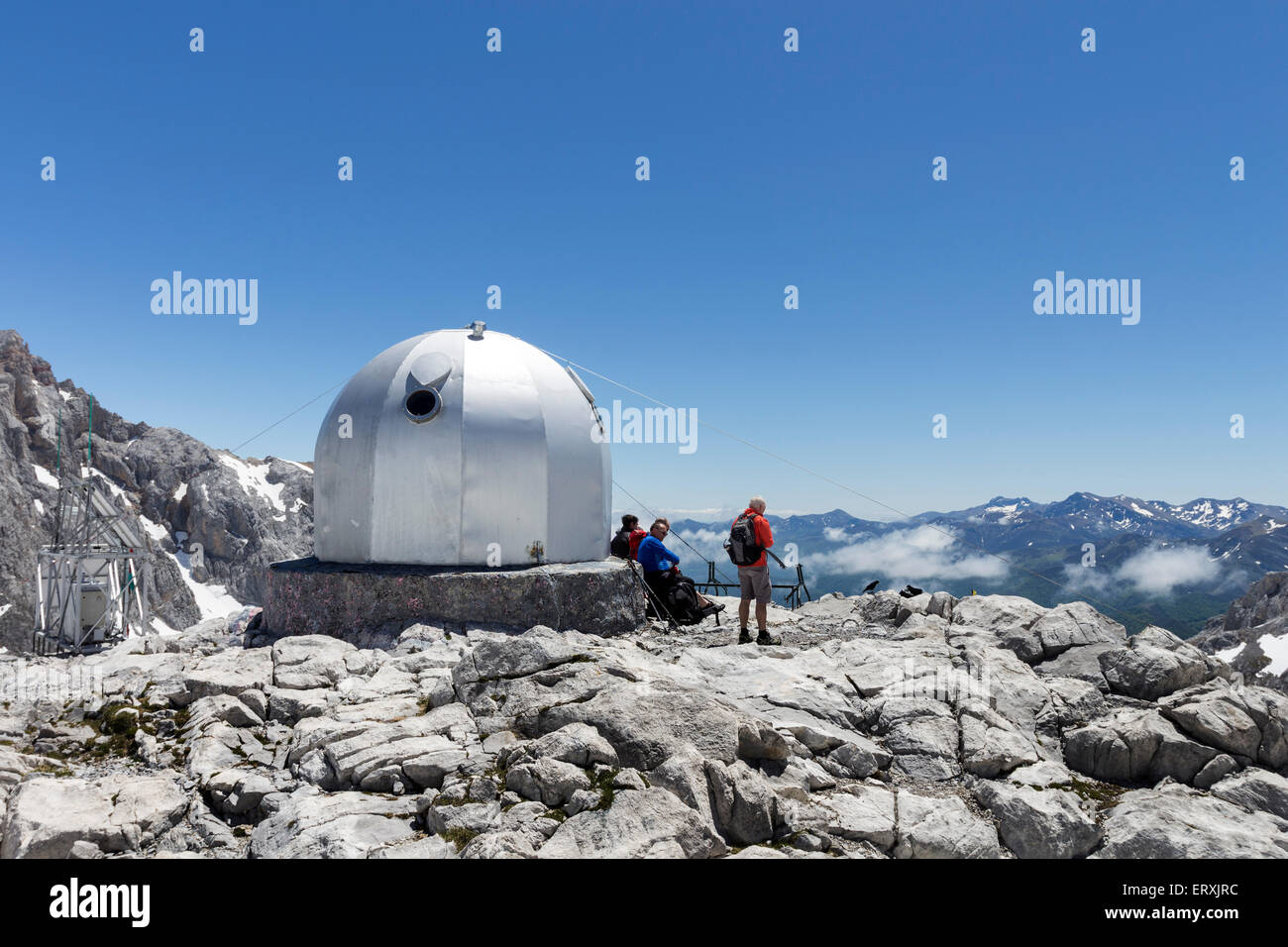 Wanderer, die eine Pause in der Cabana Veronica im Picos de Europa Gebirge Cordillera Cantabrica Spanien Stockfoto