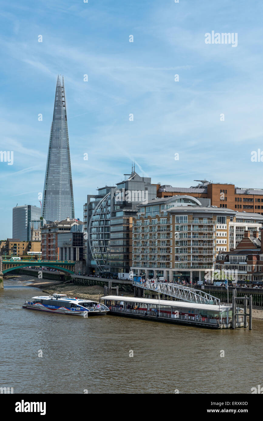 Thames Clipper schnell Wasserbus Andocken an Bankside Pier in London mit der Scherbe im Hintergrund Stockfoto