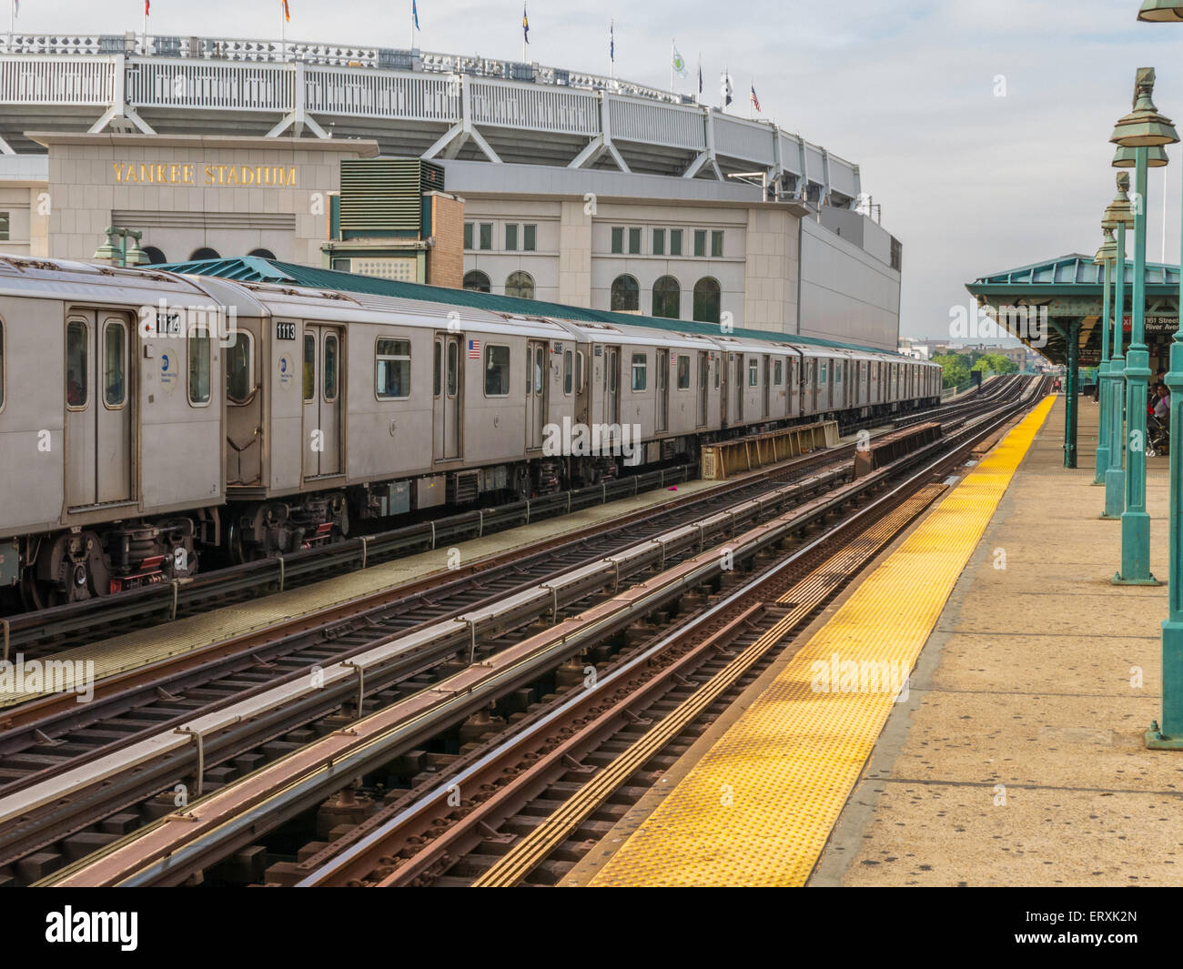 #4 u-Bahn-Plattform, Zug und Schienen an Yankee Stadium, Bronx, New York Stockfoto
