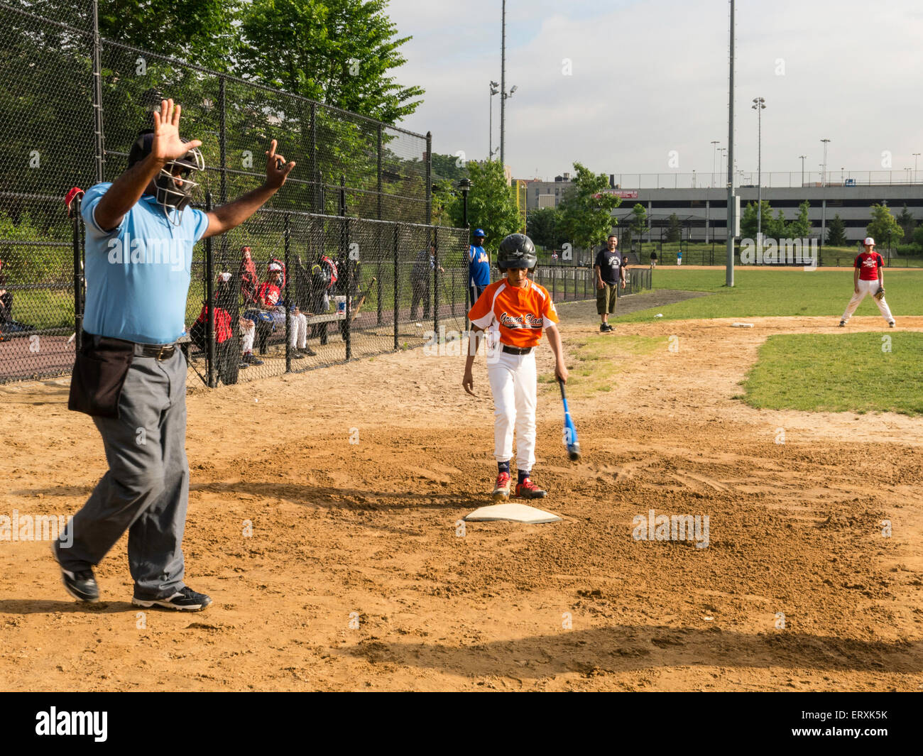 Jugend Baseball-Spiel, Macombs Dam Park, der Bronx, New York, USA Stockfoto