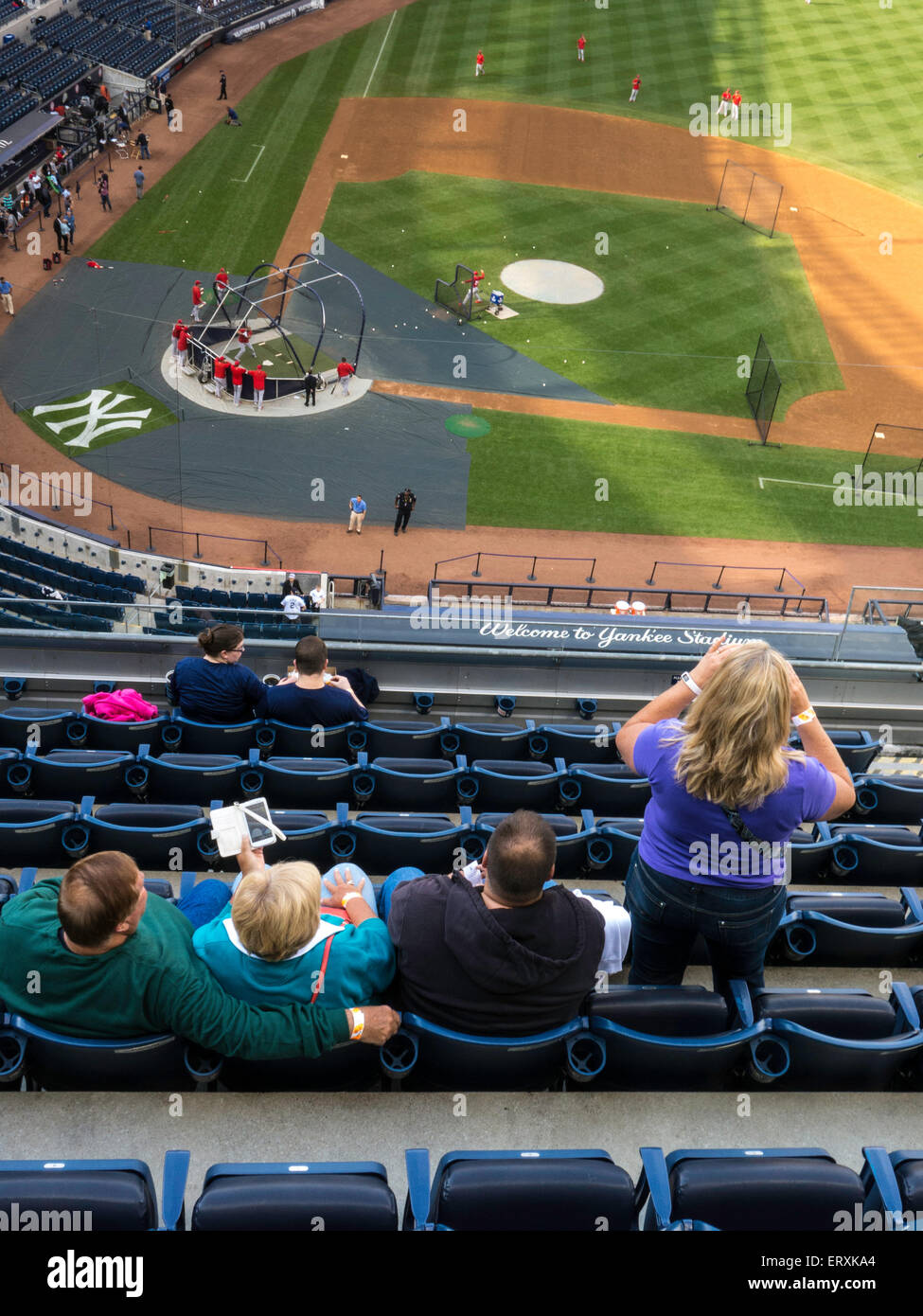 Fans auf der Tribüne zu beobachten, mit der Wimper Praxis, Yankee Stadium, New York Stockfoto