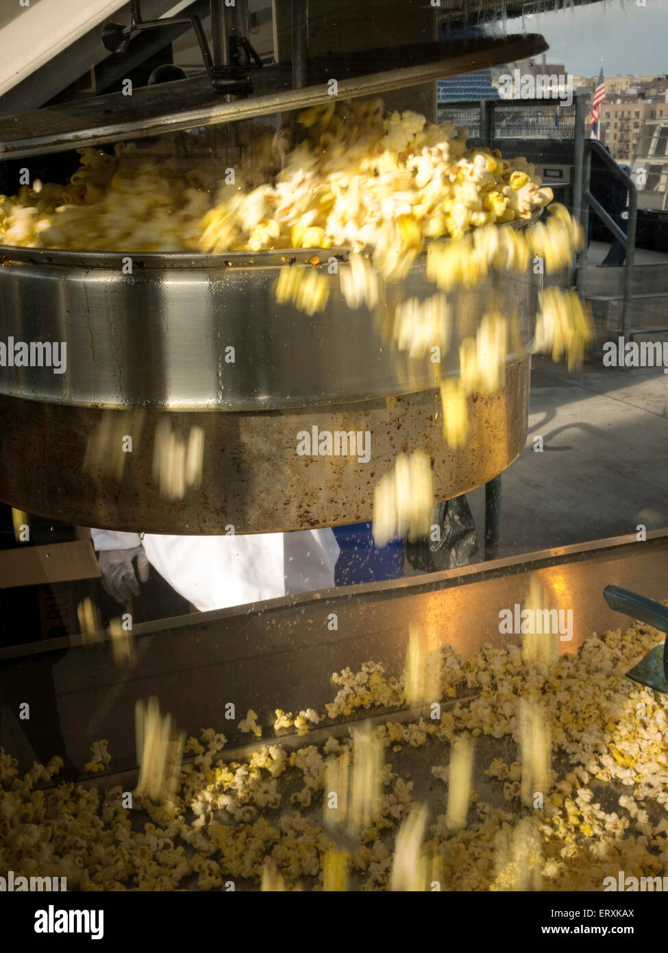 Popcorn Aufspringen in kommerziellen industriellen Popper Maschine, USA Stockfoto