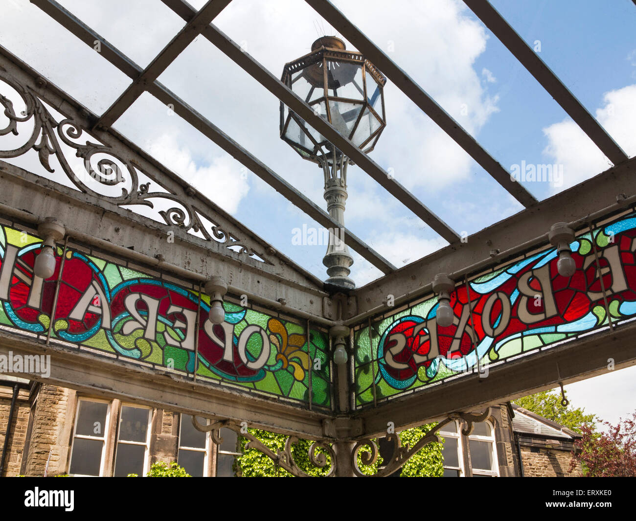 UK, England, Derbyshire, Buxton Opera House Baldachin Abendkasse Glasmalerei Wortlaut Stockfoto