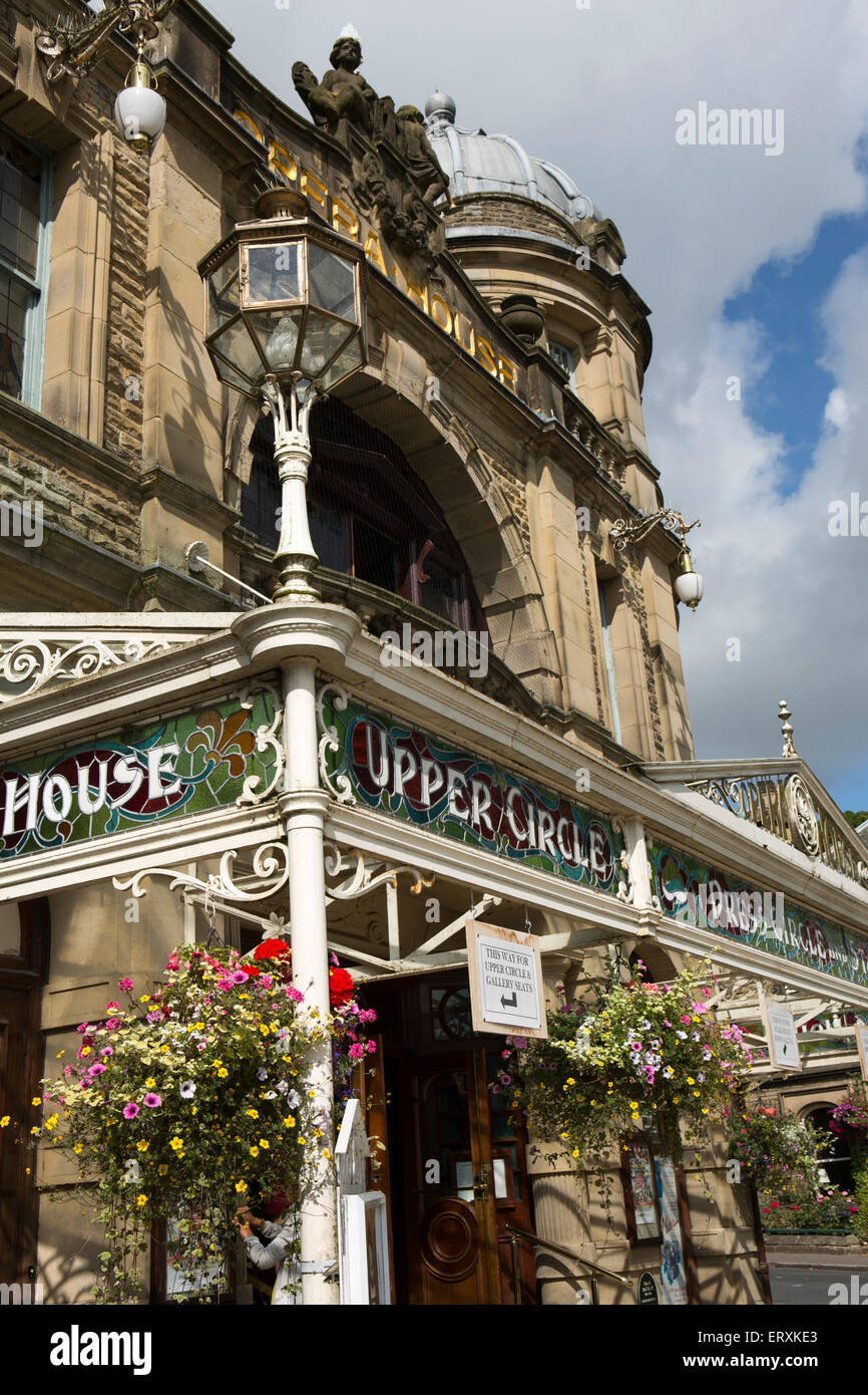 Großbritannien, England, Derbyshire, Buxton, Opernhaus, mit kunstvollen Bleiglas Baldachin Stockfoto