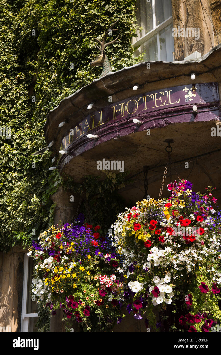 Großbritannien, England, Derbyshire, Buxton, The Square, Old Hall Hotel Hirsch über dem Eingang und hängenden Körben Stockfoto