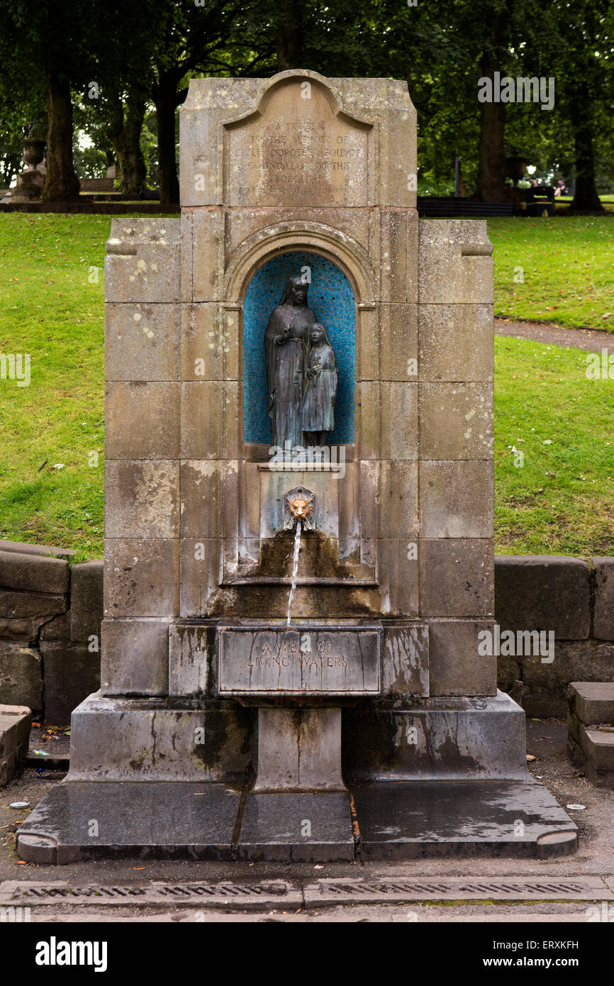 Großbritannien, England, Derbyshire, Buxton, The Crescent, St. Anne es nun, mit Frühling Wasser fließt Stockfoto