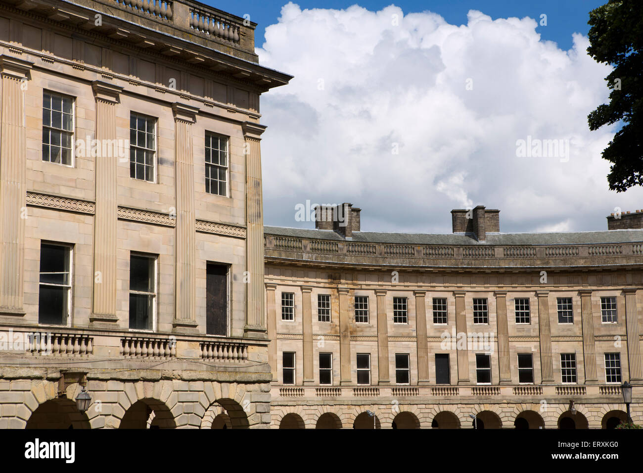 Großbritannien, England, Derbyshire, Buxton, The Crescent, ikonischen Spa Ära Gebäude Mitte Restaurierung Stockfoto
