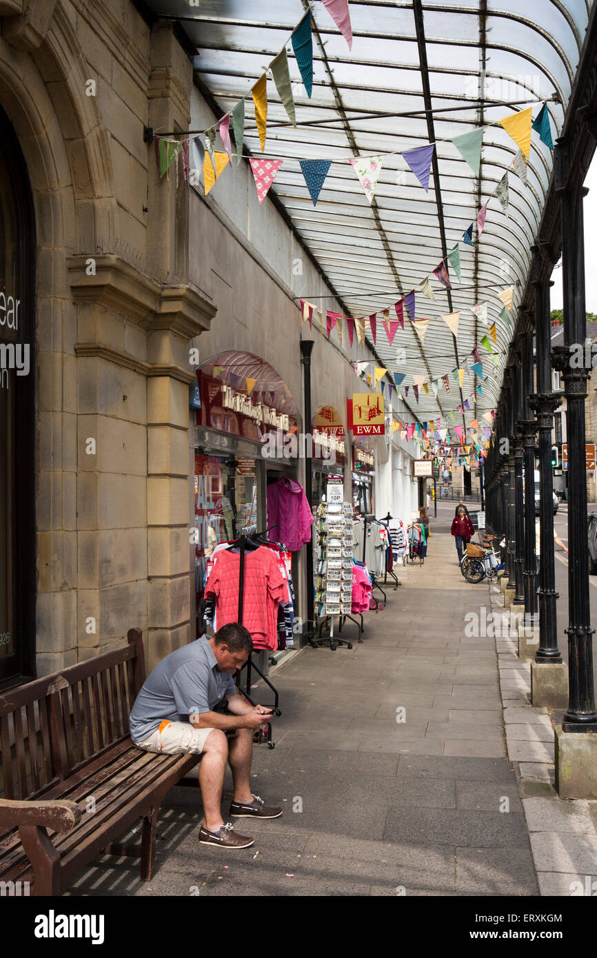 Großbritannien, England, Derbyshire, Buxton, Terrace Road, Geschäfte unter Cavendish Arcade-Baldachin Stockfoto