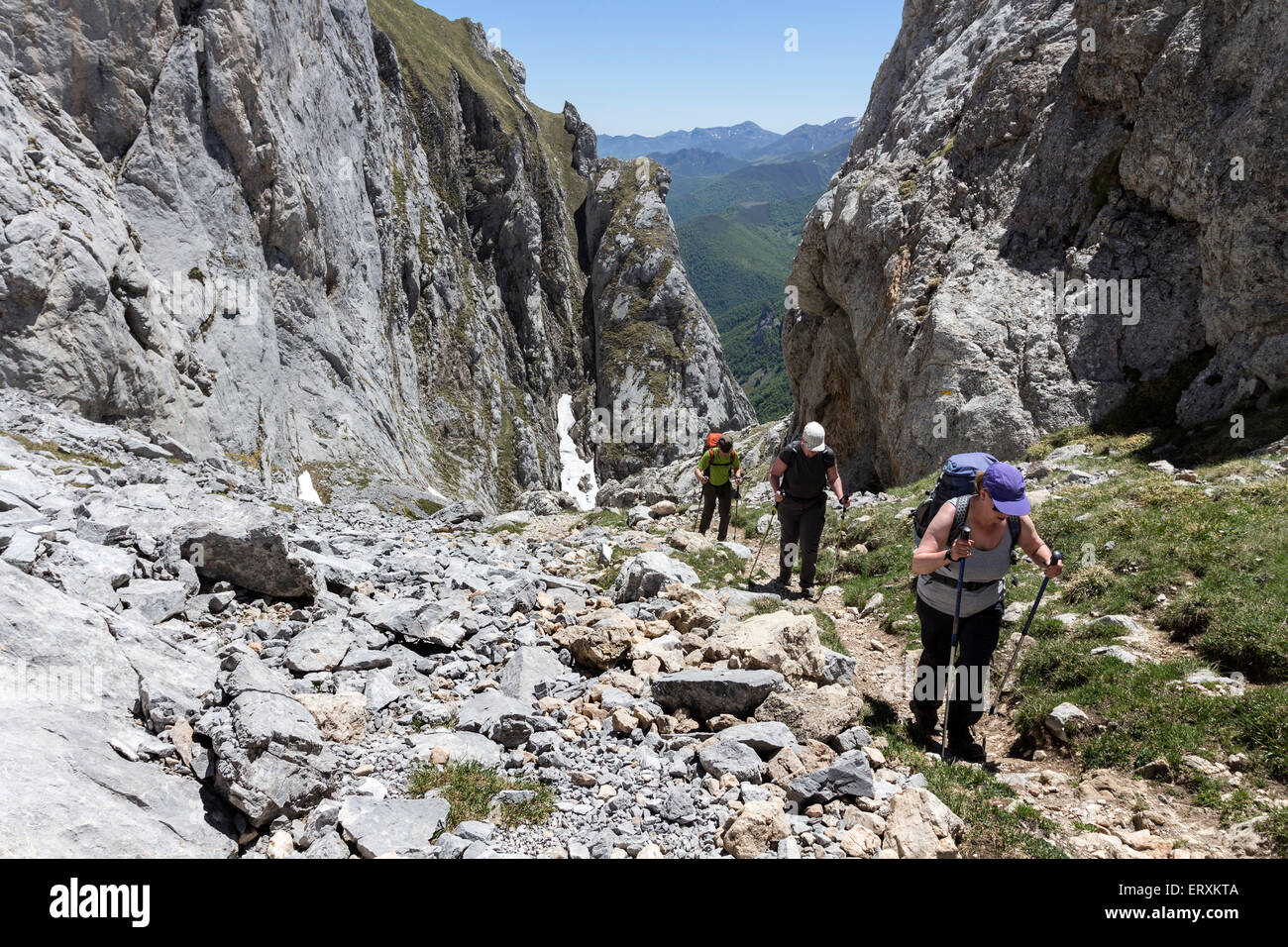 Wanderer erklimmen den Canal de Pedabejo Picos de Europa Bergen, Cantabrica, Spanien Stockfoto