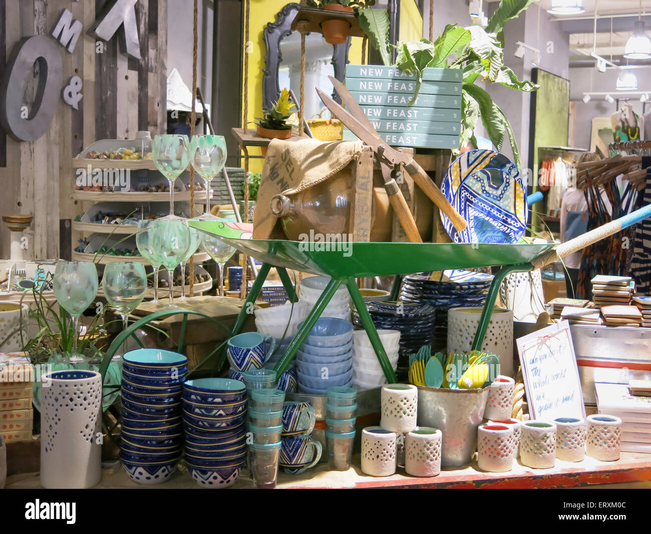 Tassen und Gläser Display, Anthropologie store Innenraum, NYC Stockfoto