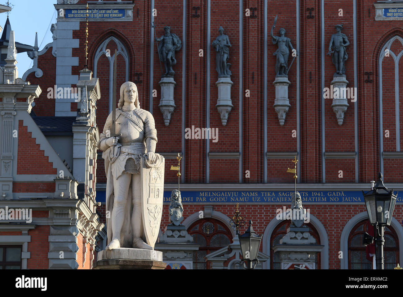 Statue der Roland.On Hintergrund Blackheads.Town Hall Square, Riga, Lettland, Europa-Haus Stockfoto
