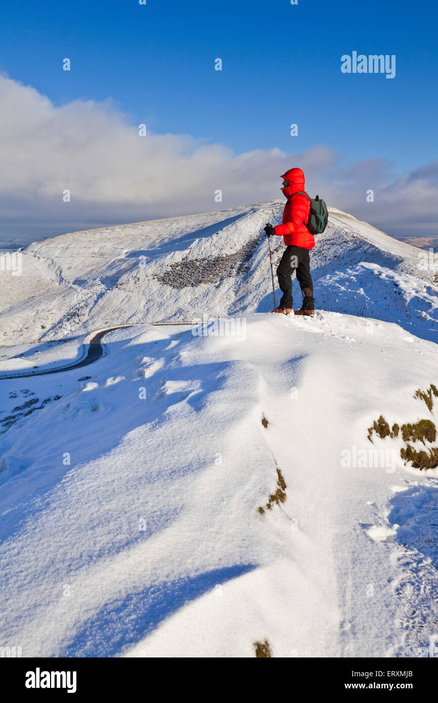 Menschen wandern auf schneebedeckten Gipfeln Rushup Rand und Mam Tor über Castleton Derbyshire Peak District England GB UK EU Europa Stockfoto