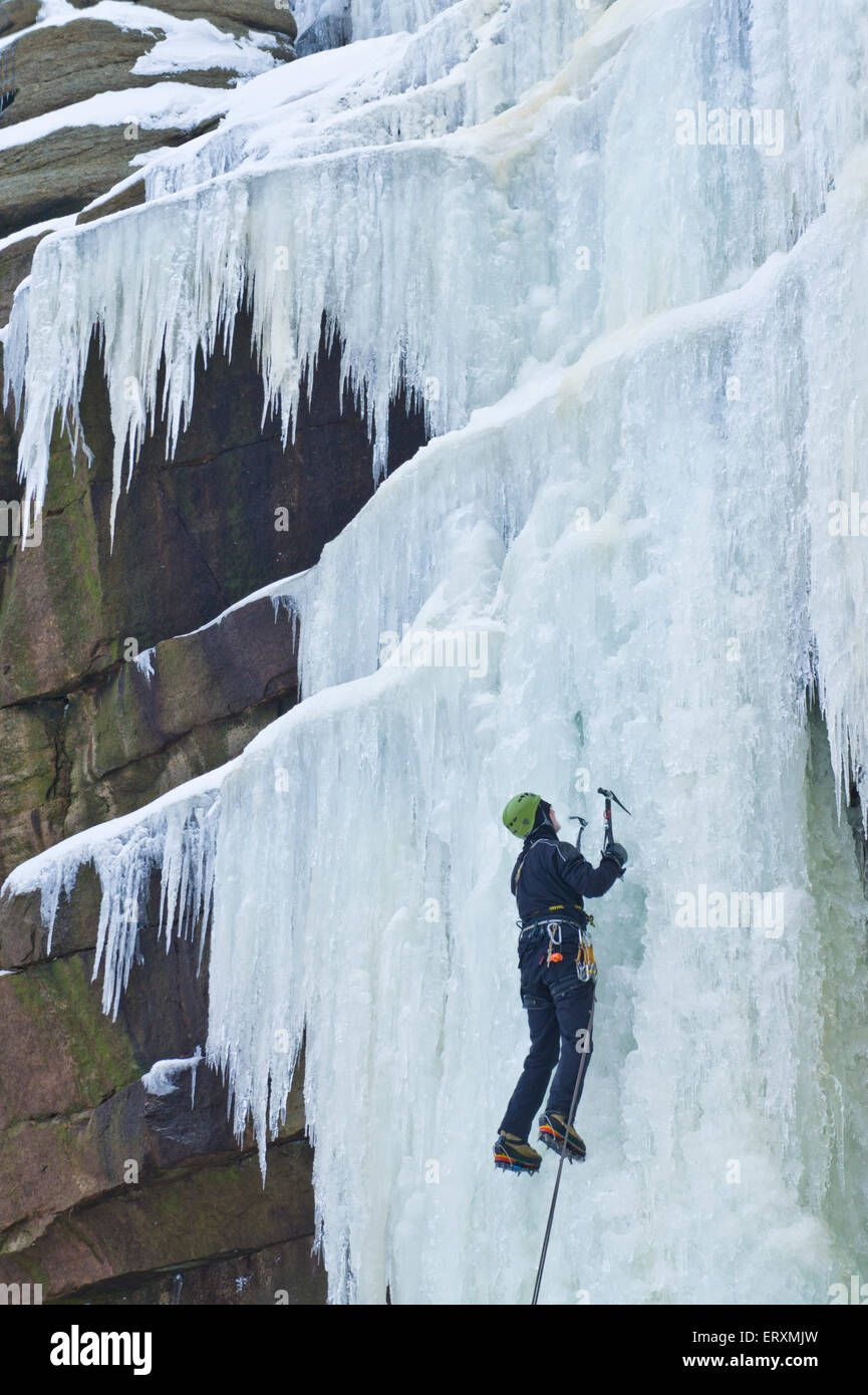 Eiskletterer klettern einen gefrorenen Wasserfall Kinder Untergang auf Kinder Scout Derbyshire Peak District England UK GB EU Europa Stockfoto