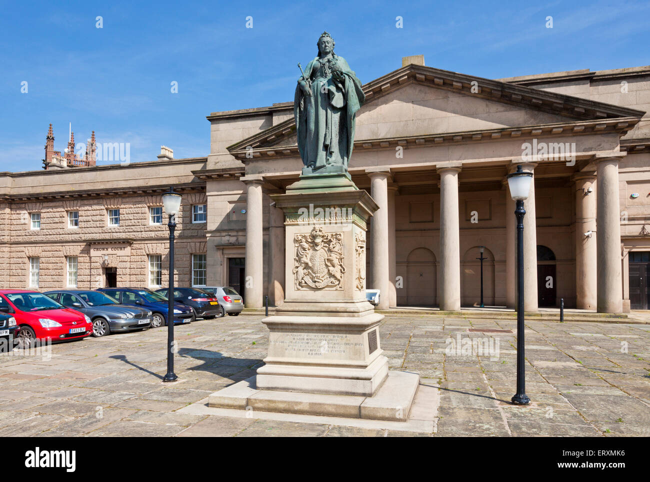 Statue der Königin Victoria außereuropäischen Chester Krone Gericht Chester Cheshire England uk gb eu Stockfoto