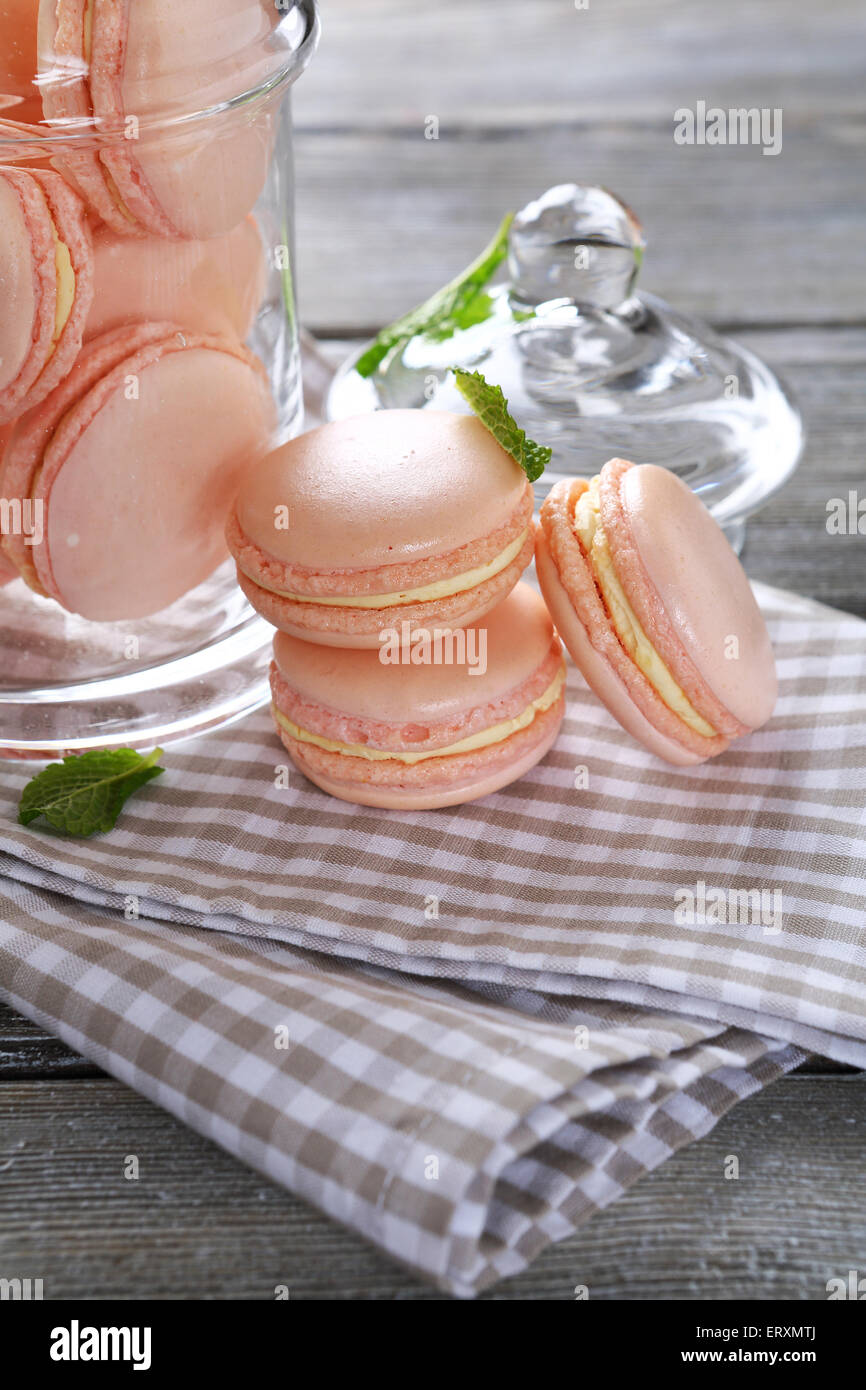 Süße Makronen auf einer Serviette, dessert Stockfoto