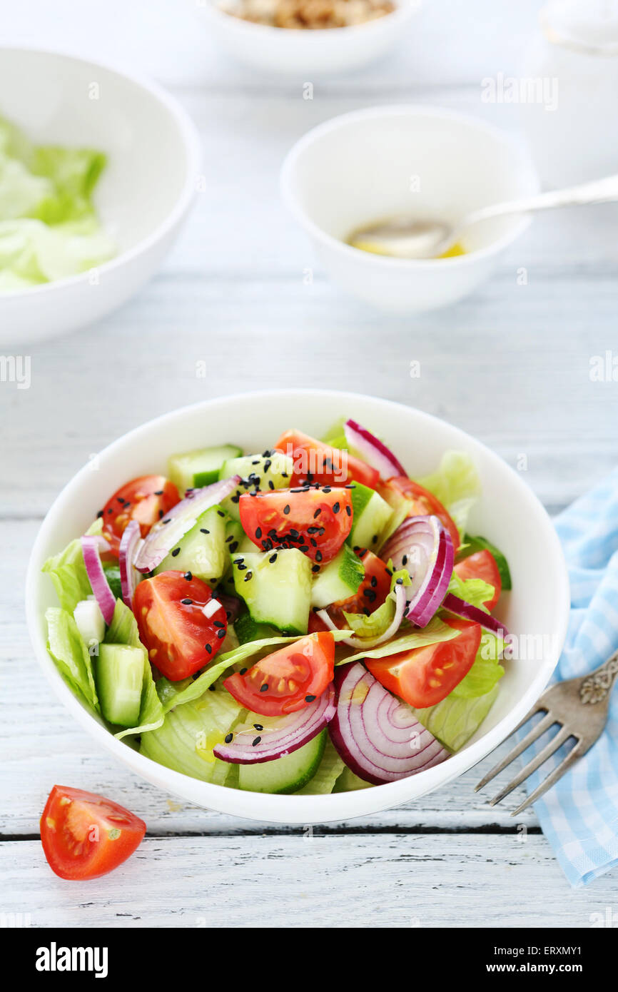 Salat mit Tomaten und Zwiebeln, Essen Stockfoto