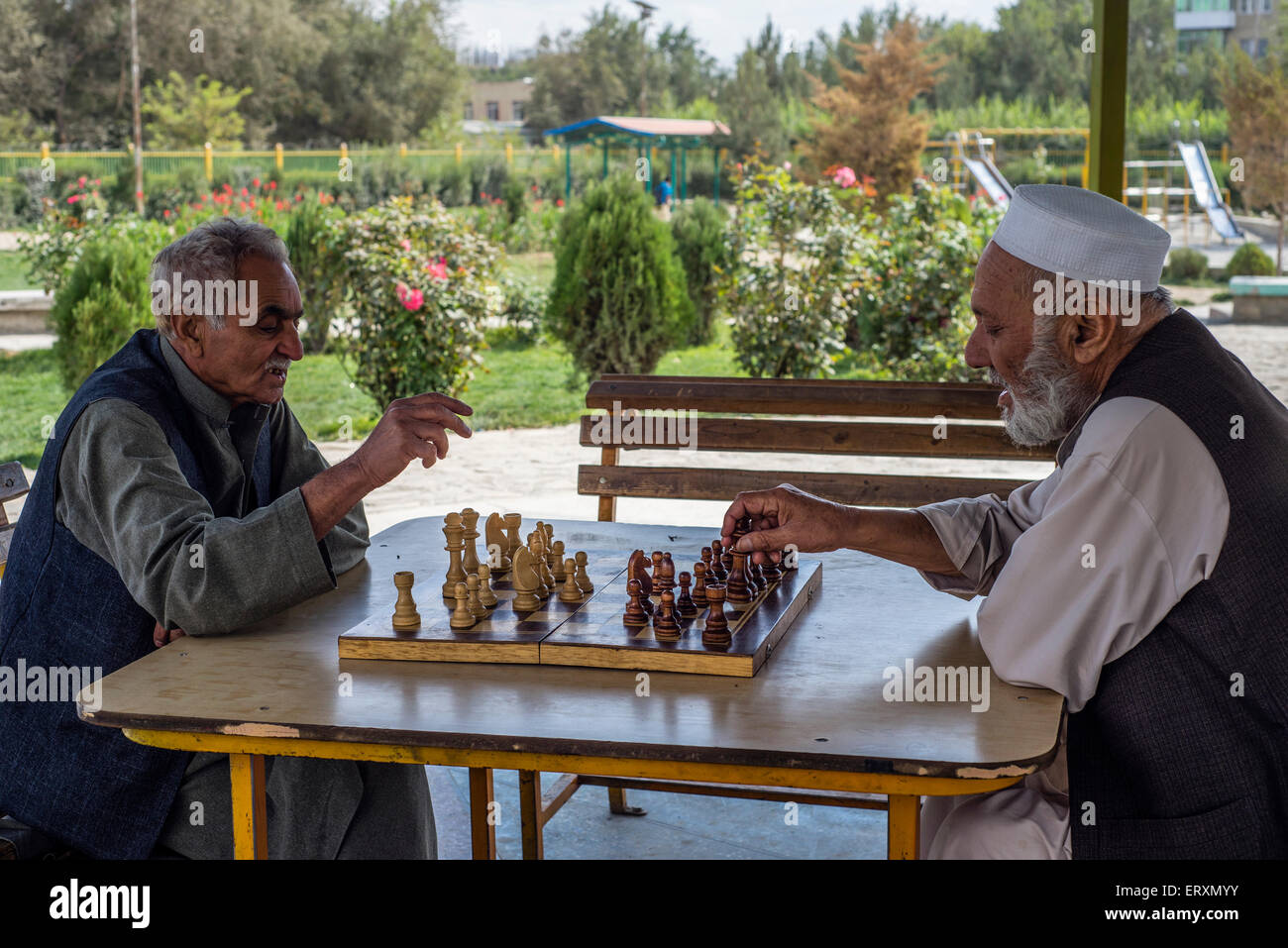 Alte Männer spielen Schach im Park im dritten Macrorayan, Nachbarschaft bebauten durch sowjetische mehrstöckige Apartmenthäuser im sowjetisch-afghanischen militärischen Zusammenarbeit ab der 1970er Jahre bis 1989, Kabul, Afghanistan Stockfoto