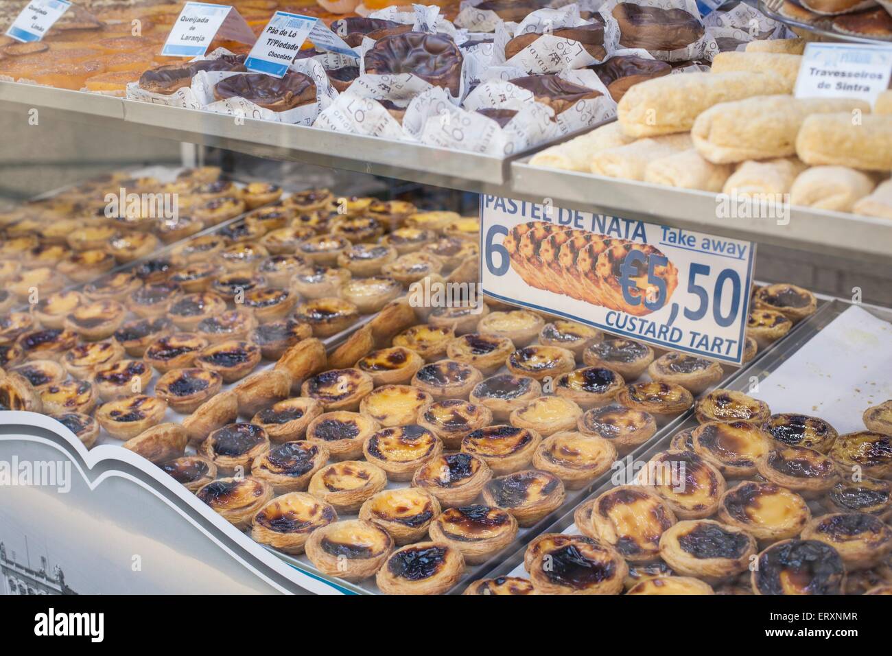 Pudding Kuchen in einem Schaufenster in Lissabon Stockfoto
