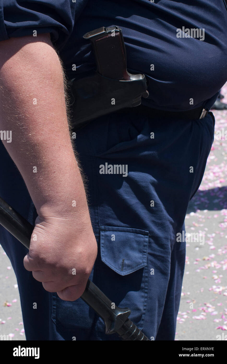 Ein Polizist mit Batoon und Pistole Stockfoto