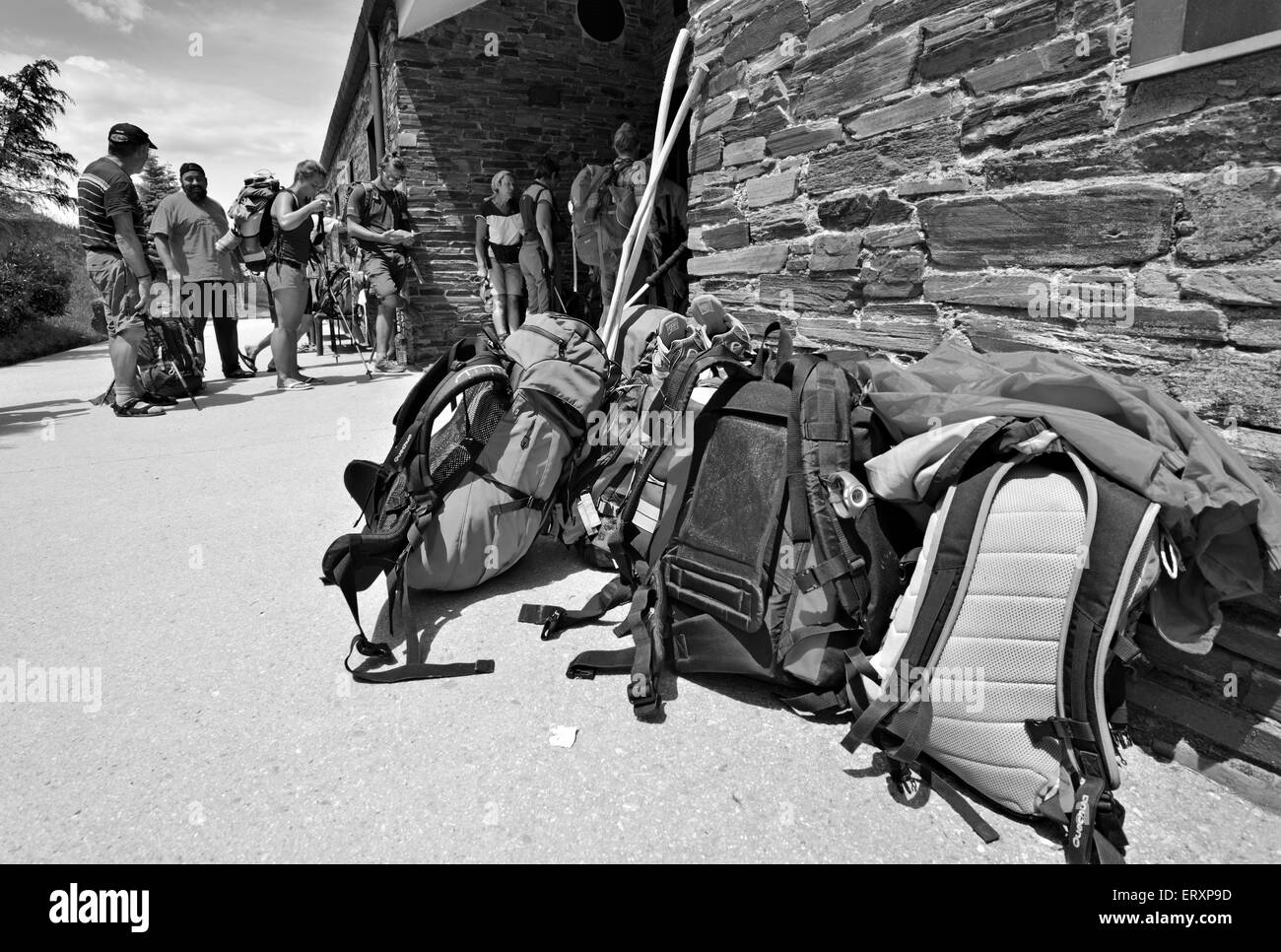 Spanien, Galicien: Rucksäcke und Pilger warten, geben in die Pilger-Herberge in O Cebreiro Stockfoto