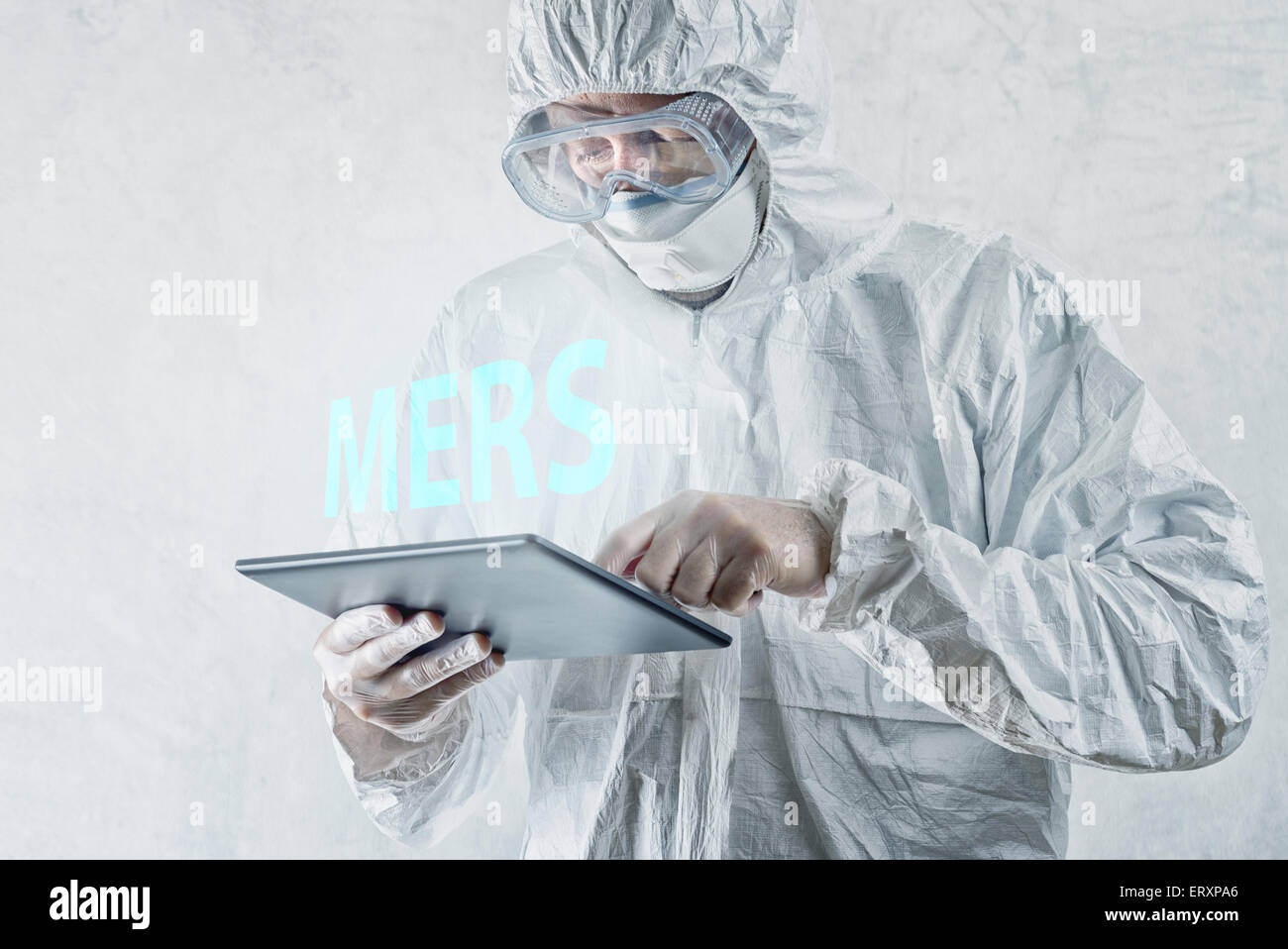 Mediziner-Lesung-Internet-Seiten über MERS Virus auf Figital Tablet-PC Stockfoto